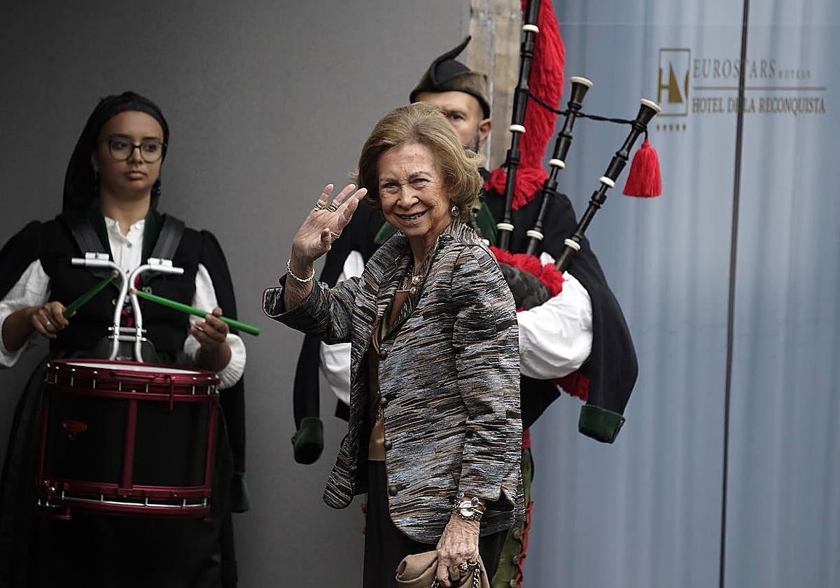 La Reina Sofía, a su llegada al Hotel de la Reconquista de Oviedo con motivo de los Premios Princesa de Asturias 2023.