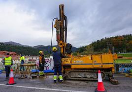 Los sondeos, que comenzaron ayer, se están ejecutando en el carril de entrada a Arriondas.