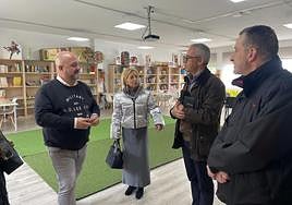Daniel Ron, Amparo Antuña, Julio Vallaure y Manuel Riera durante la visita al colegio.
