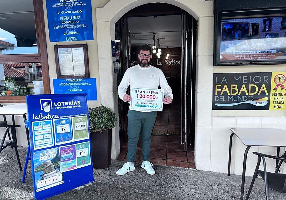 Otto Gutiérrez, con el diploma acreditativo del premio.