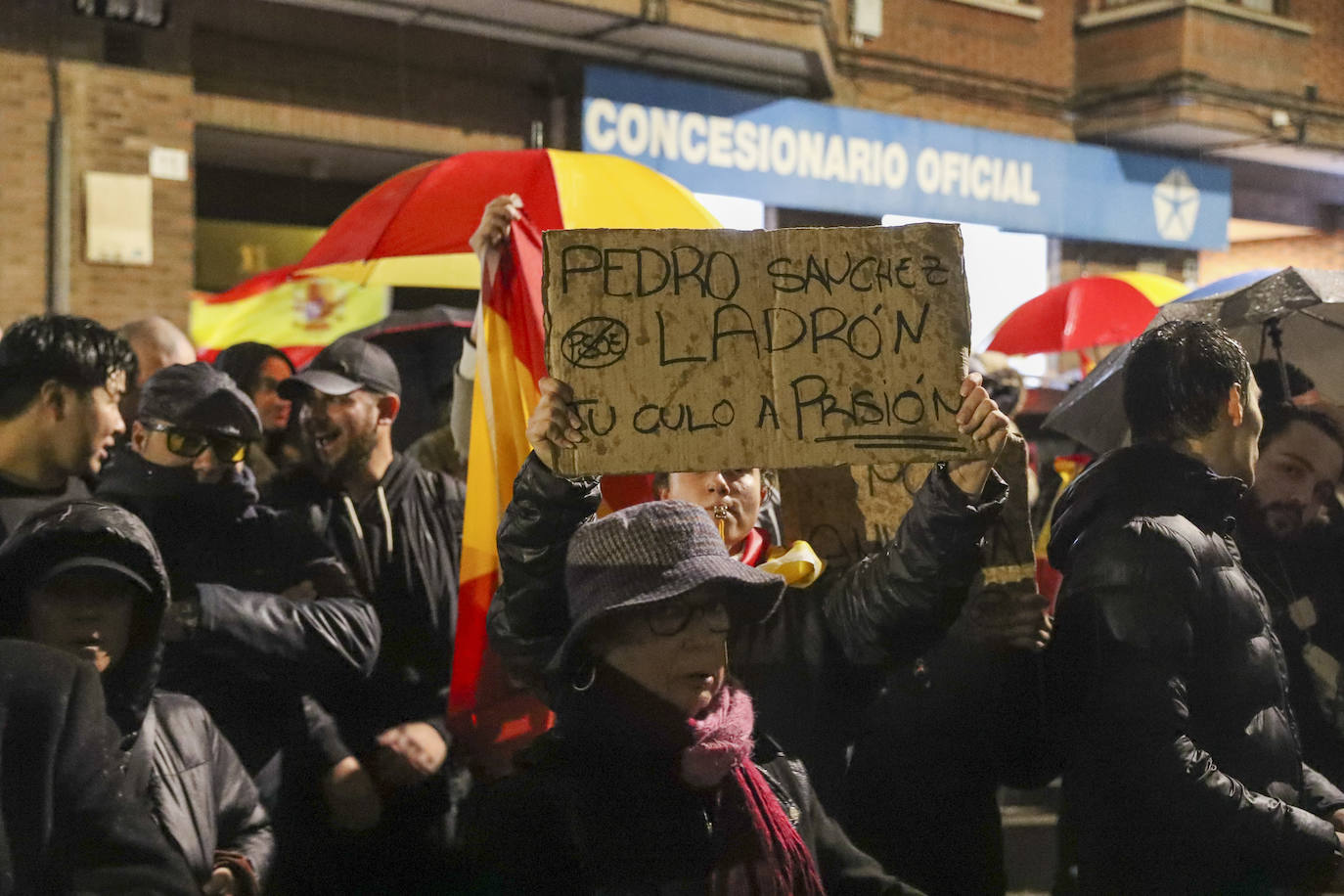 Medio millar de manifestantes en una tensa protesta ante la sede gijonesa del PSOE