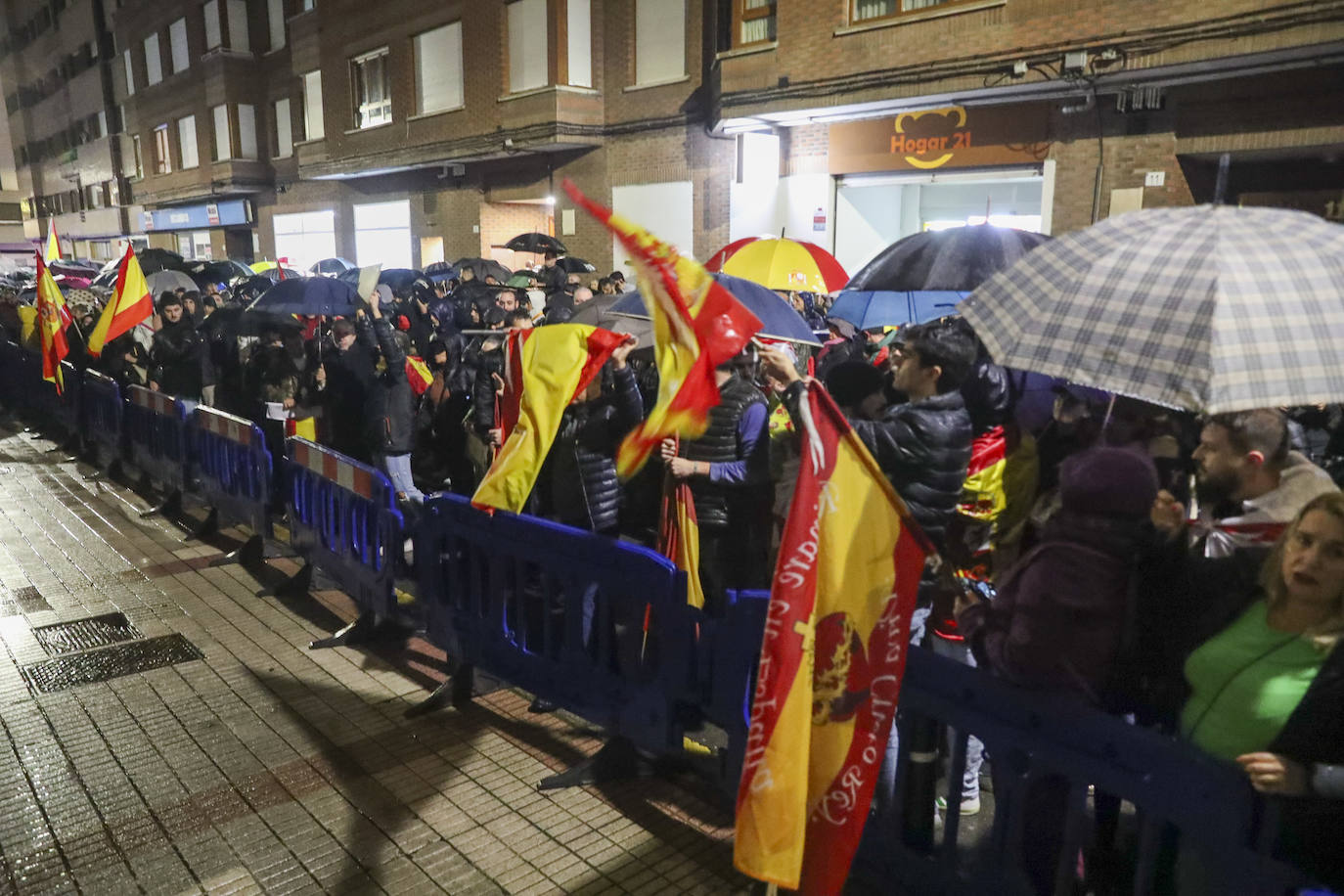 Medio millar de manifestantes en una tensa protesta ante la sede gijonesa del PSOE