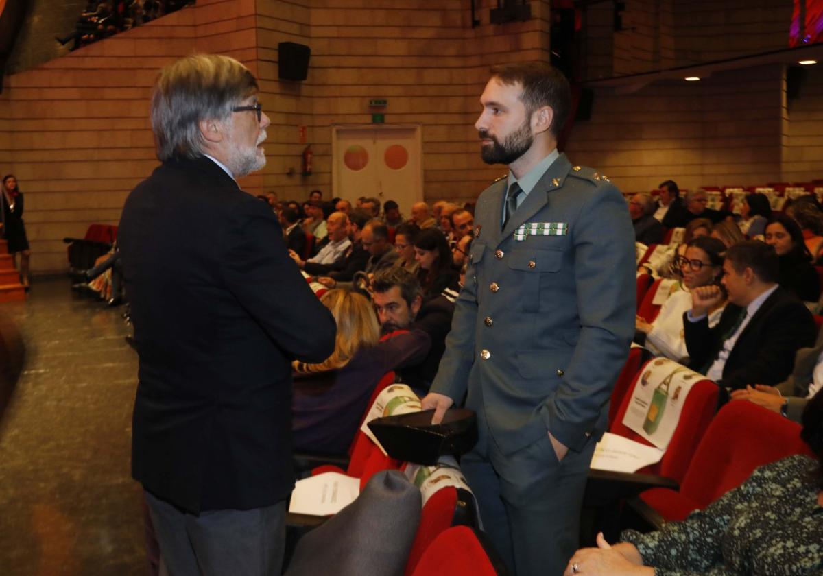 Alberto Tirador saluda al capitán Eloy Freire.