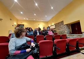 Asistentes al encuentro sobre el 'cohousing' en Tineo.