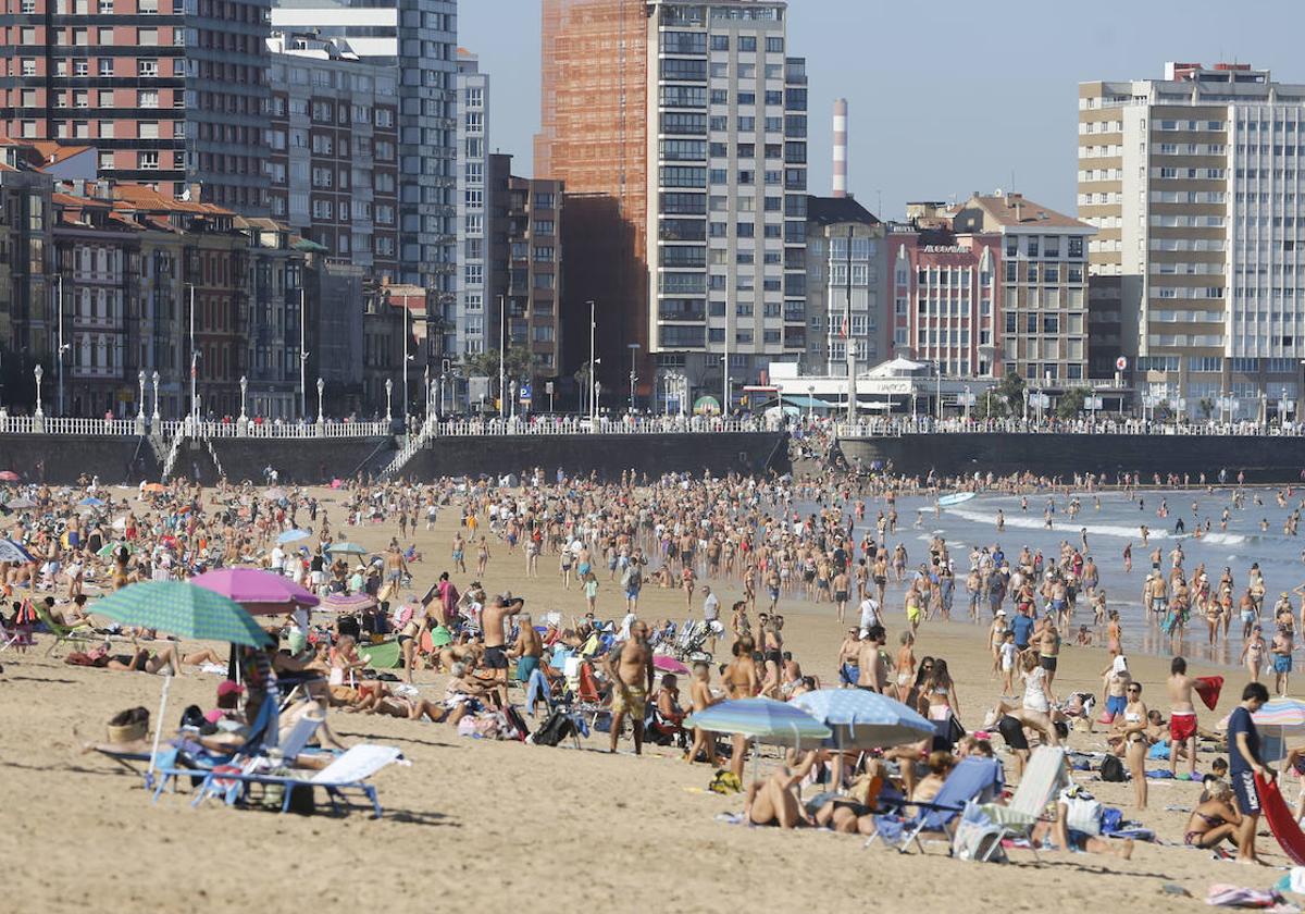 La playa de San Lorenzo, en pleno mes de octubre.