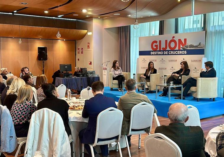 Mesa redonda de la primera teniente de alcaldesa y concejala de Economía, Empleo, Turismo e Innovación, Ángela Pumariega, la responsable de cruceros del Puerto de Gijón, Isabel Valdés; y el presidente de la patronal hostelera y hotelera del Principado, Otea, José Luis Álvarez Almeida.