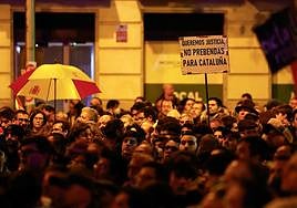 Protesta de ayer en Madrid ante la sede del PSOE.