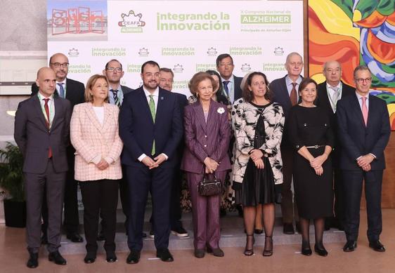 La Reina Sofía, en el centro de la imagen, en la inauguración del congreso.