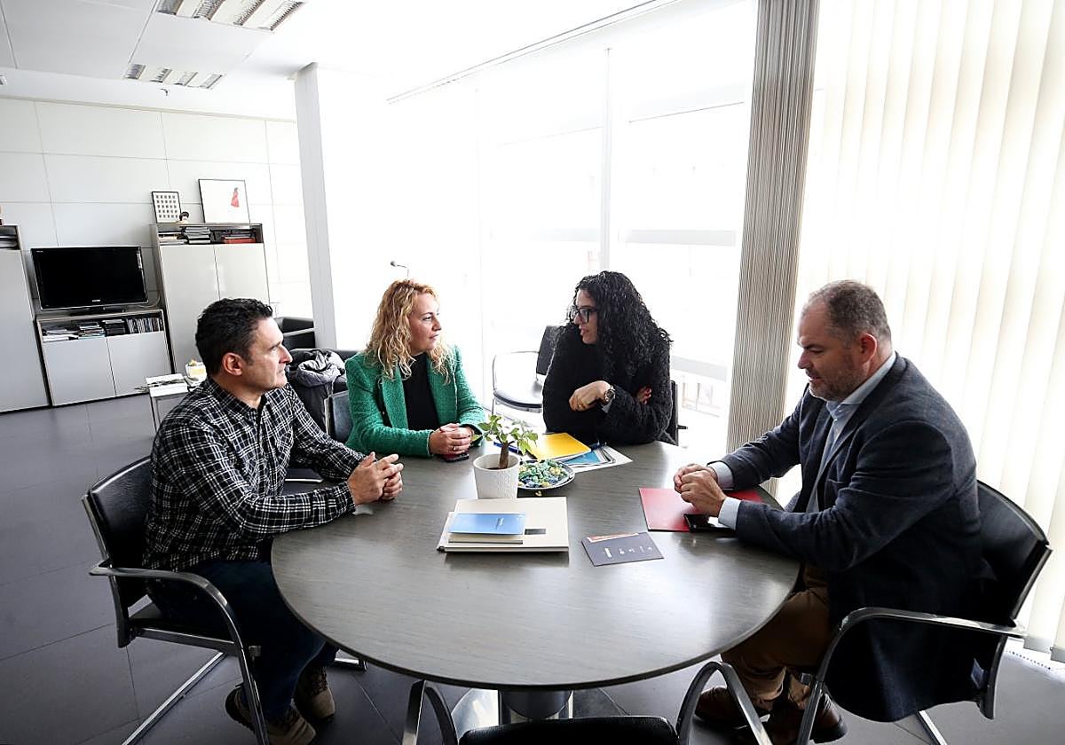 Roberto Campomanes, Gemma Álvarez, Vanessa Gutiérrez y Carlos Paniceres, reunidos en Oviedo.