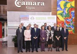 La Reina Sofía, en la foto de familia que se hizo con autoridades y miembros de la Confederación Española de Alzhéimer, antes de inaugurar su congreso anual.