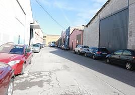 En primer término, a la derecha, una de las naves registradas por la Policía Nacional en Tremañes en los últimos días.