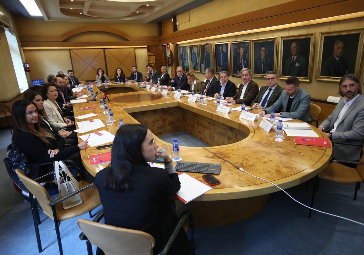 Reunión de la Comisión de Pymes de la Cámara de Comercio de España con los responsables de la Cámara de Oviedo.