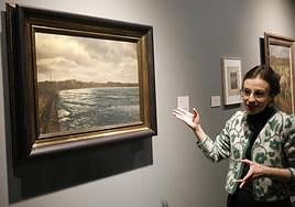 Gretel Piquer, la comisaria de la exposición, muestra el cuadro en el que aparece San Lorenzo sin la iglesia San Pedro, que aún no había sido reconstruida tras la guerra civil, y con la barandilla del Muro en color negro. Belleza plástica y documento histórico.