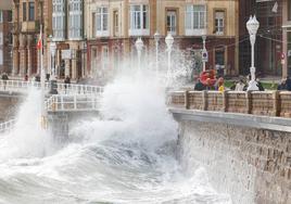 El fuerte oleaje azota de nuevo el Muro de Gijón