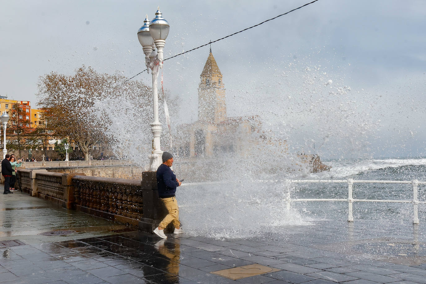 El fuerte oleaje azota de nuevo el Muro de Gijón