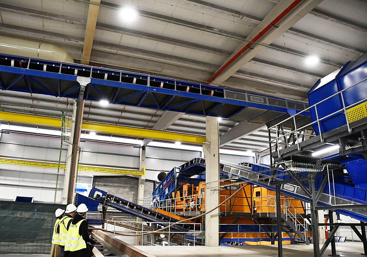 Visita organizada por el Principado a la nueva planta de basura bruta de Cogersa, en marzo.