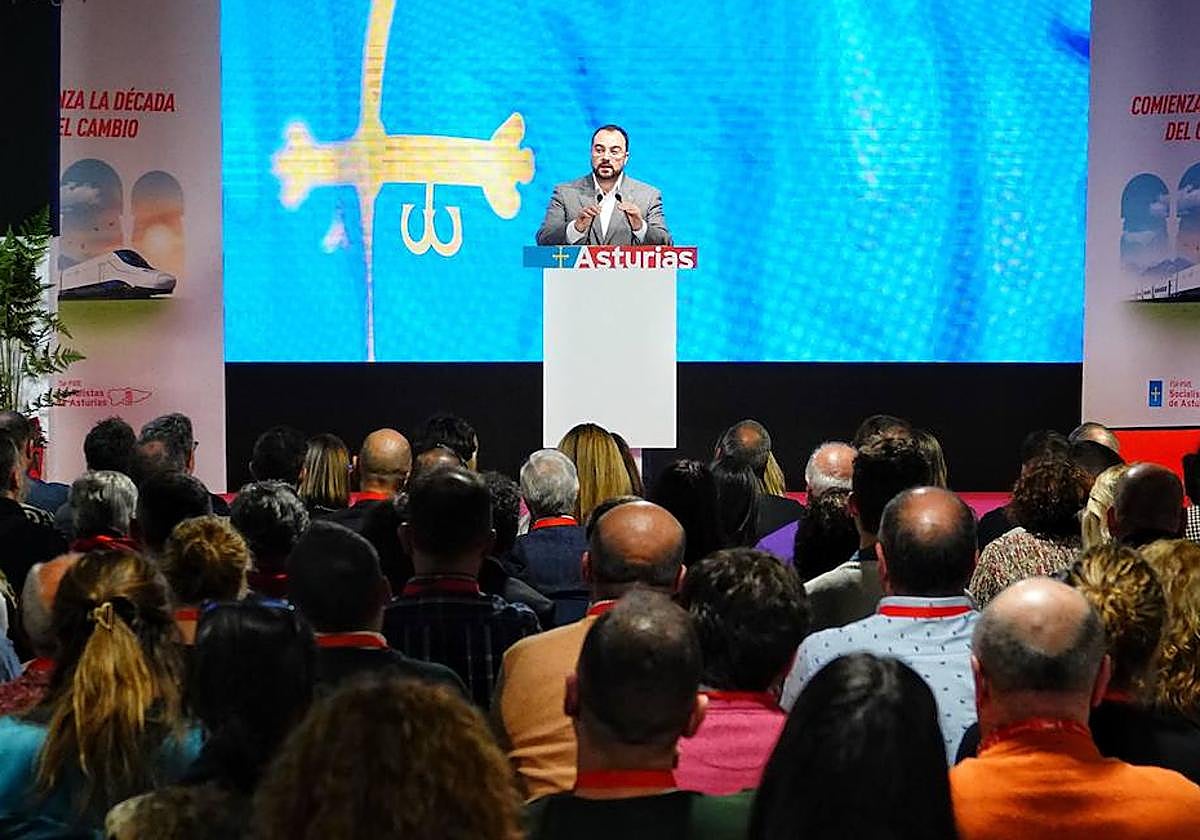 Acto de clausura de la jornada 'La llegada del AVE: comienza la década del cambio' organizada por la FSA-PSOE en la que ha intervenido el secretario general y presidente del Principado, Adrián Barbón.