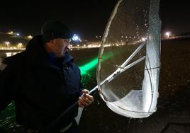 Pablo Peñil comprueba si en su cedazo han caído angulas durante la primera noche de campaña en la playa riosellana de Santa Marina.