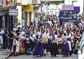 Moreda se inundó de romeros vestidos con el traje regional en todas su variedades.