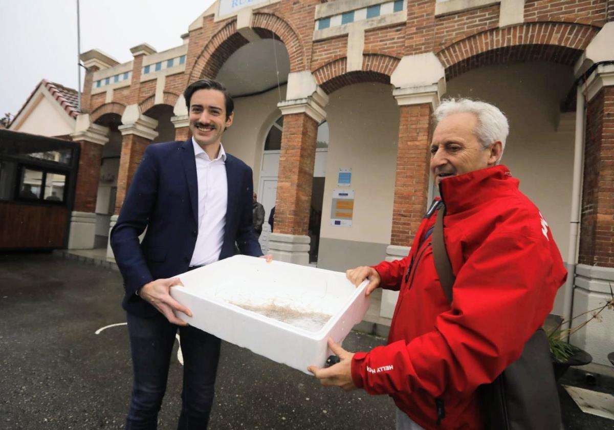 'Román Areces y Gerardo Granda fueron los compradores de la primera angula, que se venderá en el restaurante del hotel Gran Brillante.