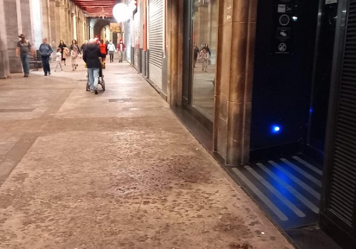 Huellas de sangre en el suelo frente a la puerta de entrada del pub donde tuvo lugar la brutal agresión en Marqués de San Esteban.