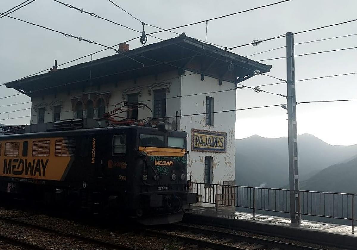 Una locomotora de Medway circula, semanas atrás, por la rampa de Pajares.