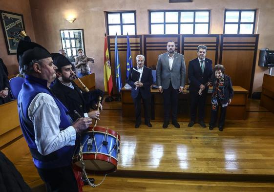 Los Hijos Predilectos y autoridades escuchan el himno de Asturias al concluir el acto.