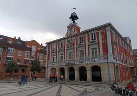 El ayuntamiento de Mieres, acondicionado para la capilla ardiente de quien fuera durante doce años regidor del concejo, fallecido este domingo.