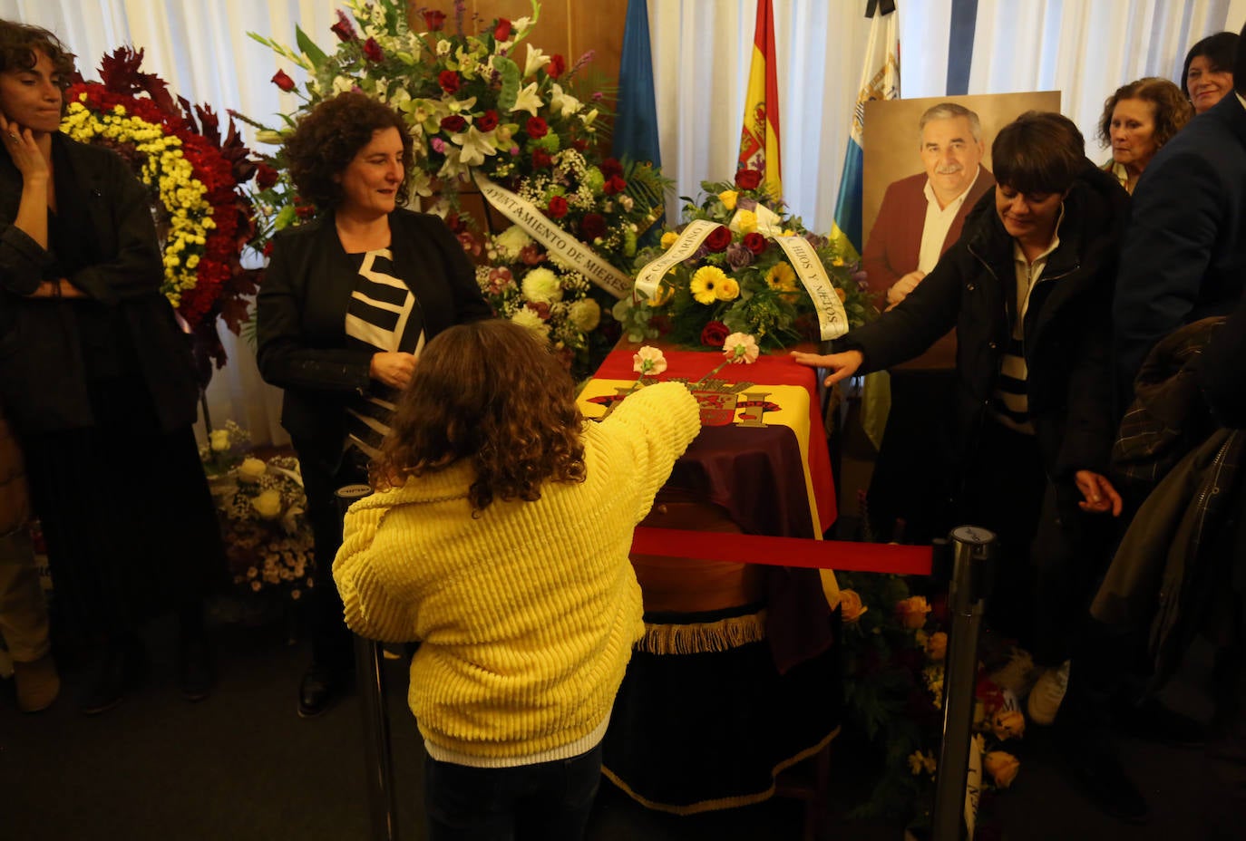 Asturias despide a Aníbal Vázquez en su capilla ardiente