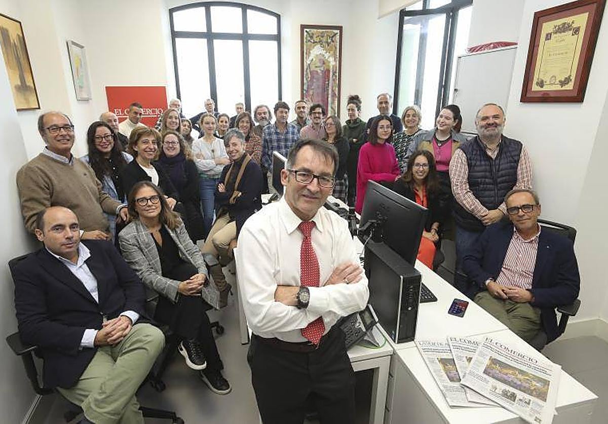 Ángel M. González, rodeado de parte del equipo de periodistas de EL COMERCIO, en la sala de la Mesa de Redacción.