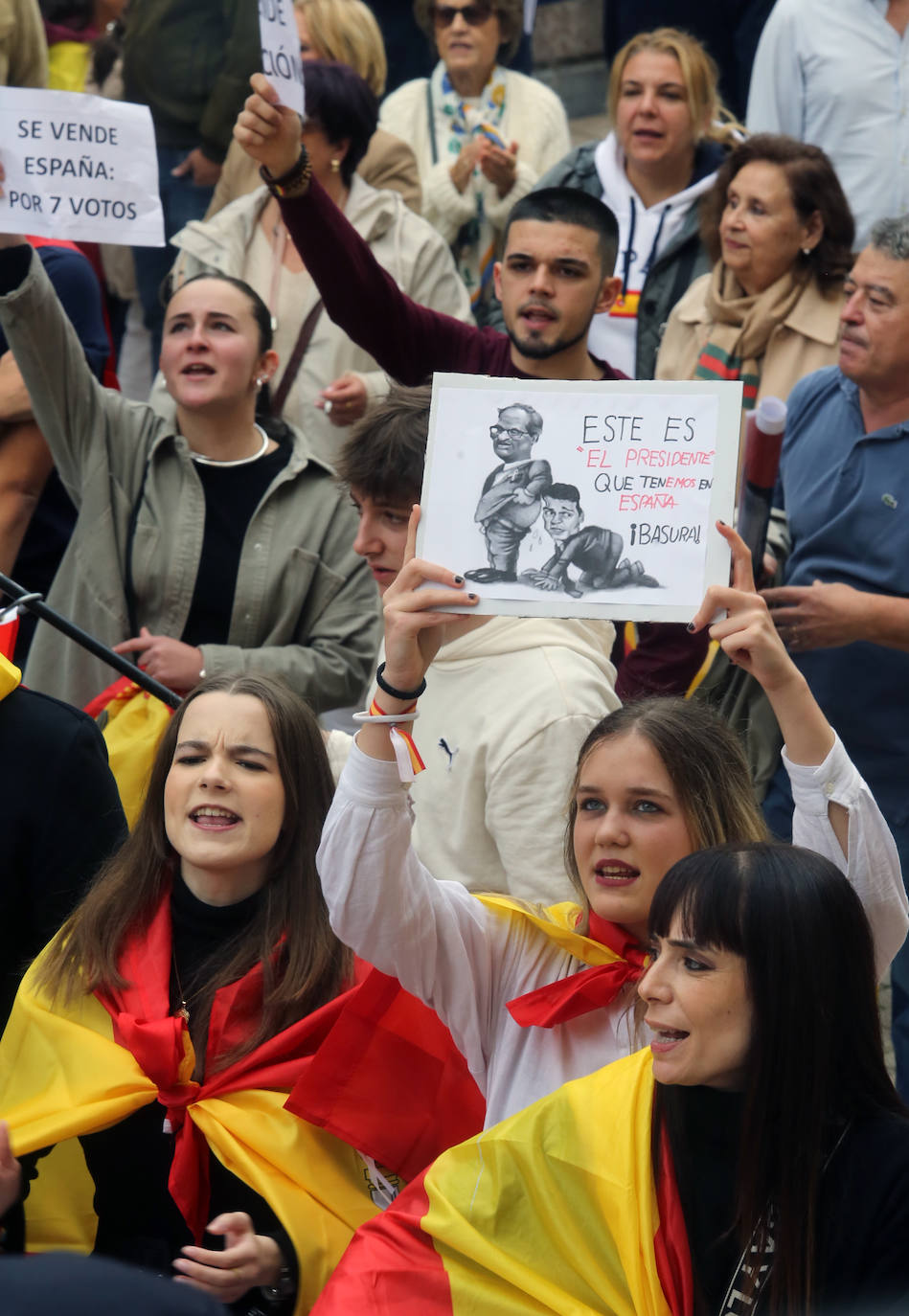 Miles de asturianos acuden a la convocatoria del PP para «decir no a la impunidad, no a la amnistía»