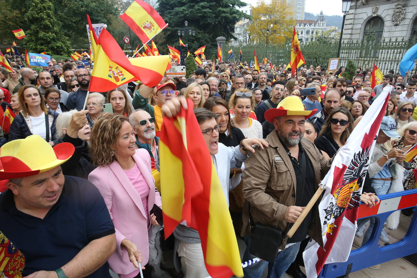 Miles de asturianos acuden a la convocatoria del PP para «decir no a la impunidad, no a la amnistía»