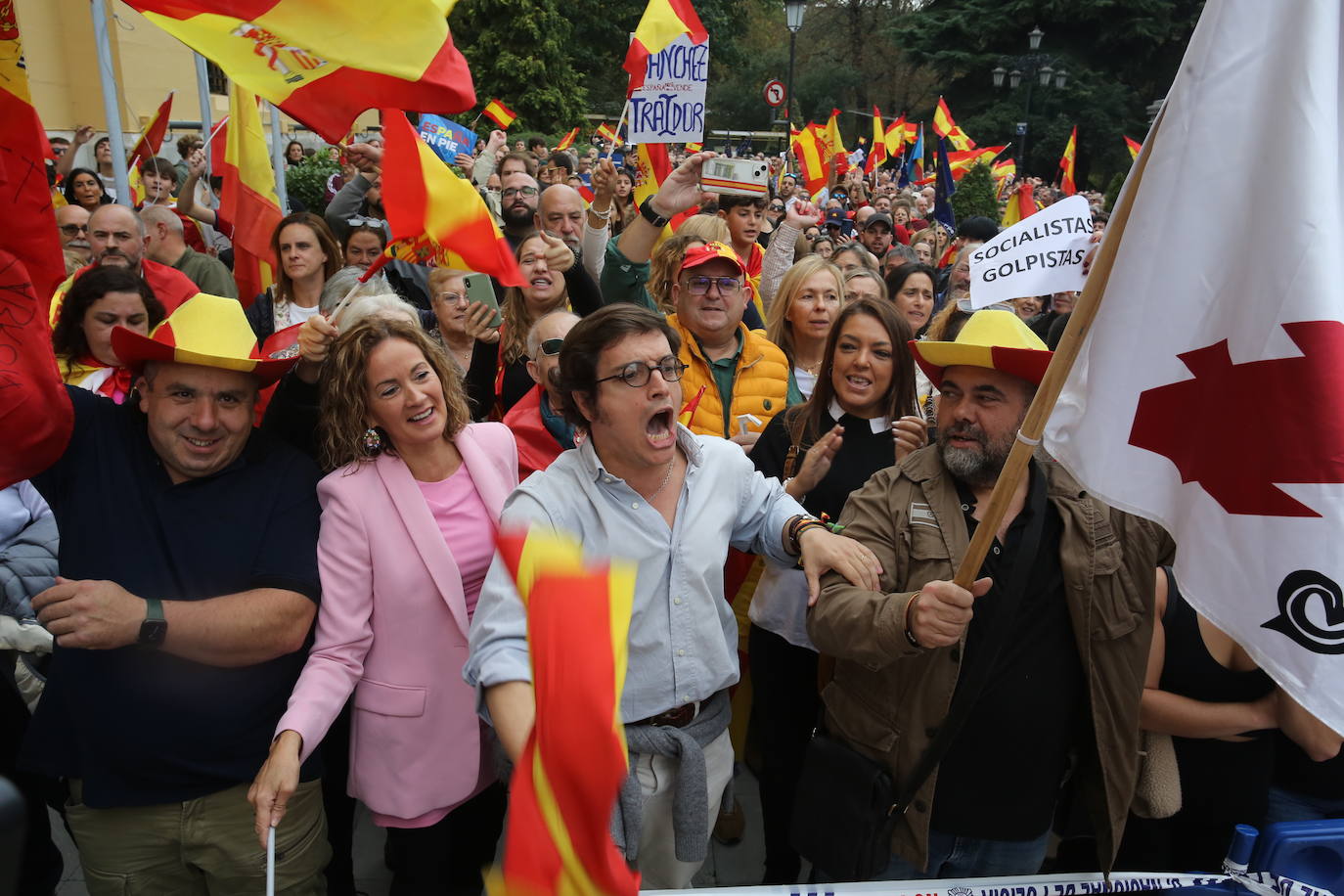 Miles de asturianos acuden a la convocatoria del PP para «decir no a la impunidad, no a la amnistía»