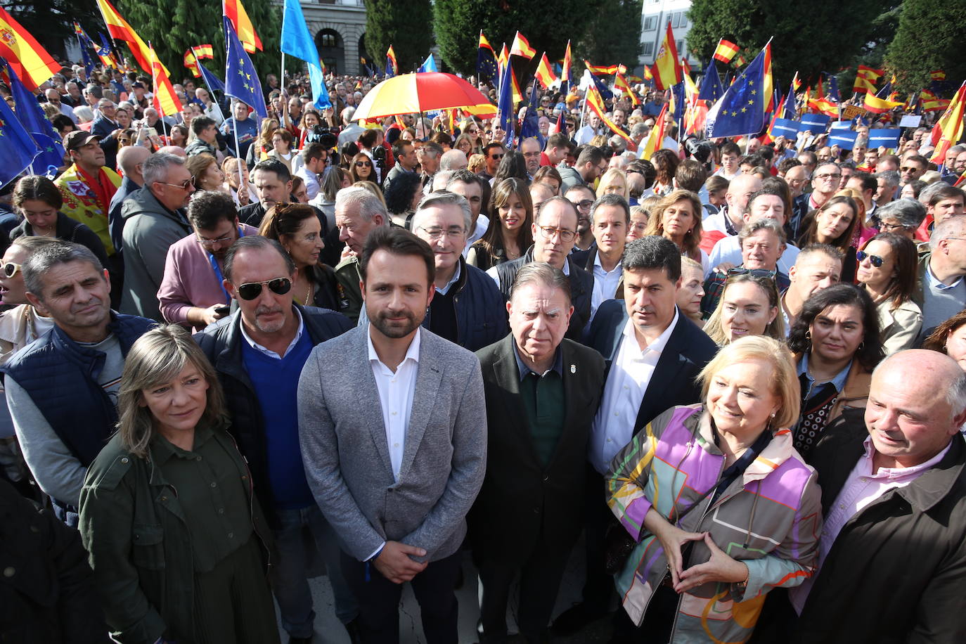 Miles de asturianos acuden a la convocatoria del PP para «decir no a la impunidad, no a la amnistía»