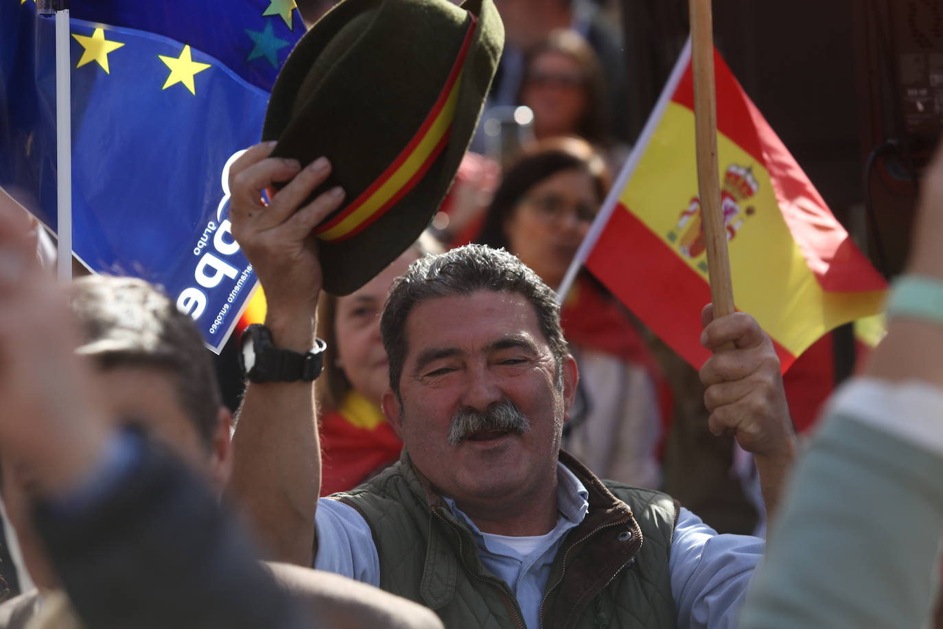 Miles de asturianos acuden a la convocatoria del PP para «decir no a la impunidad, no a la amnistía»