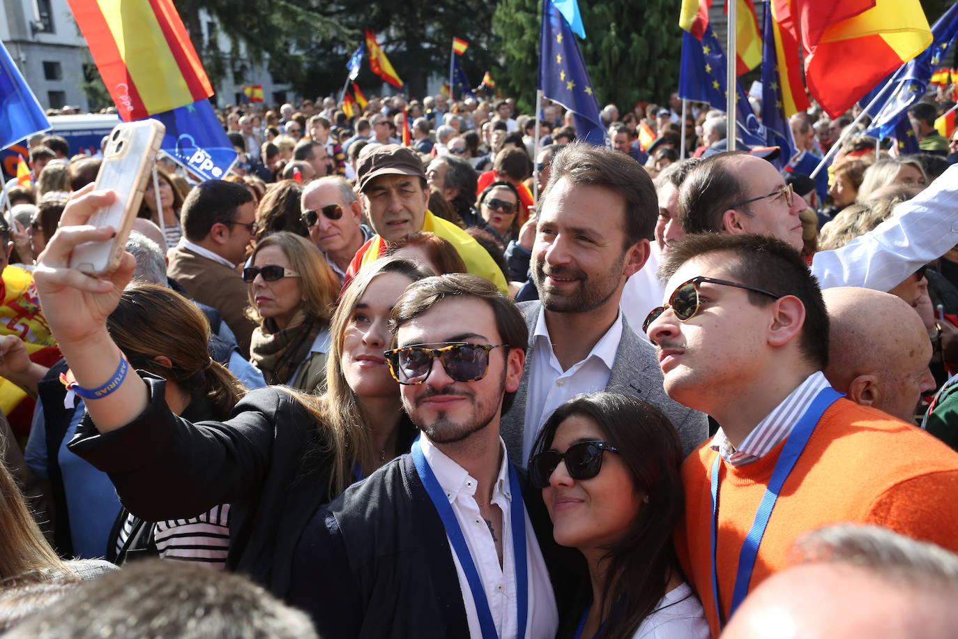 Miles de asturianos acuden a la convocatoria del PP para «decir no a la impunidad, no a la amnistía»