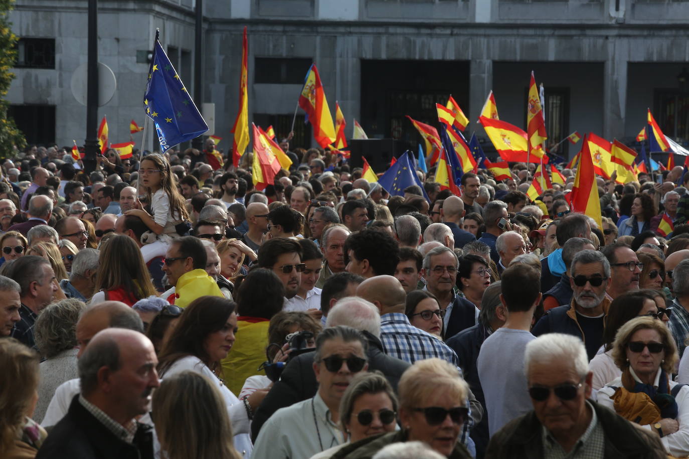 Miles de asturianos acuden a la convocatoria del PP para «decir no a la impunidad, no a la amnistía»