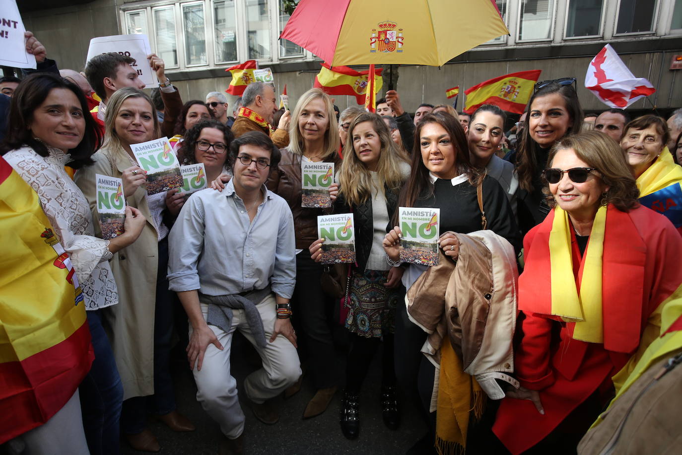 Miles de asturianos acuden a la convocatoria del PP para «decir no a la impunidad, no a la amnistía»