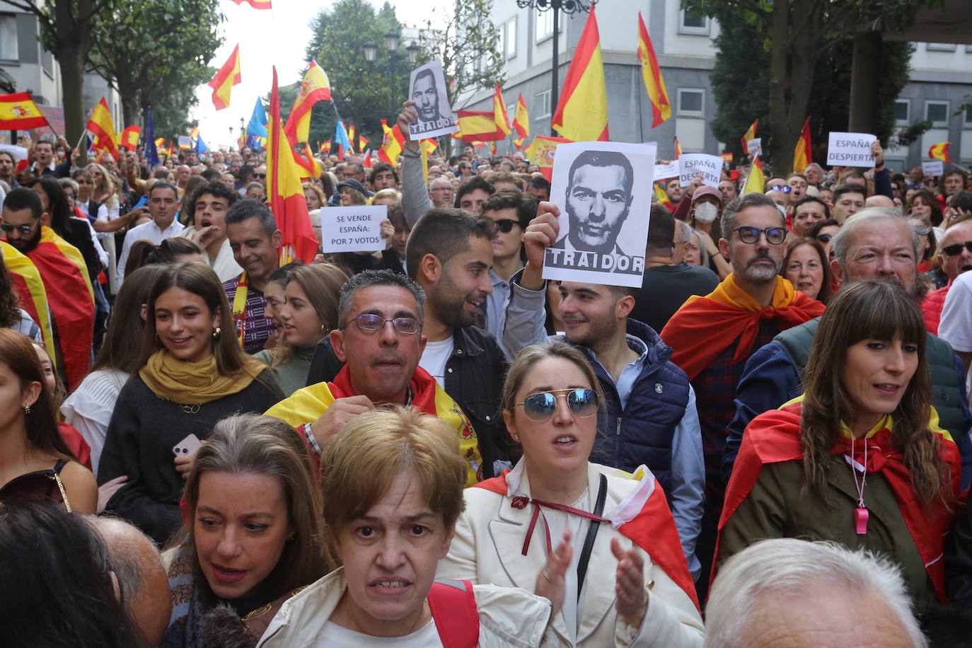 Miles de asturianos acuden a la convocatoria del PP para «decir no a la impunidad, no a la amnistía»