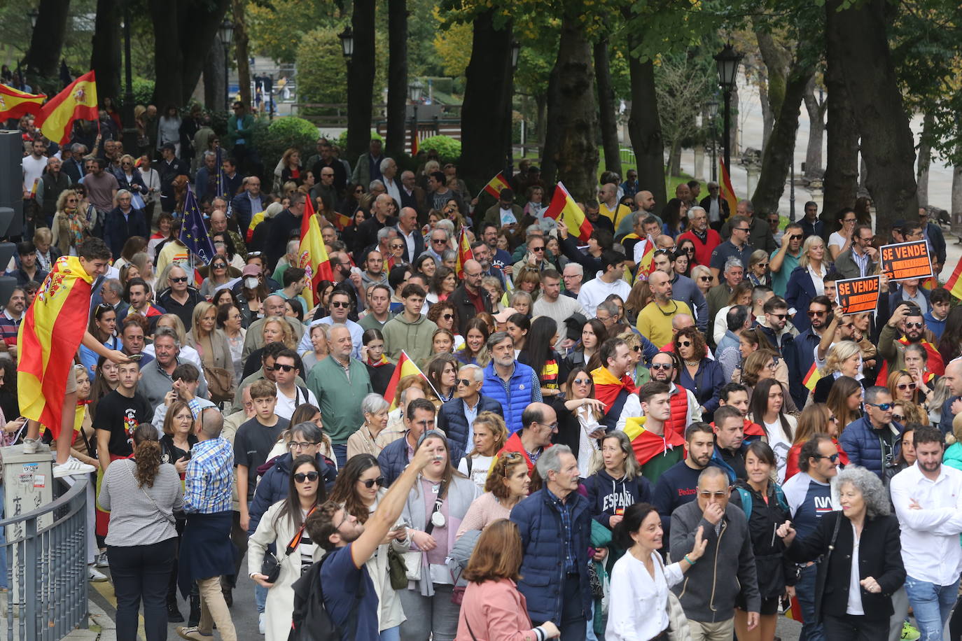 Miles de asturianos acuden a la convocatoria del PP para «decir no a la impunidad, no a la amnistía»