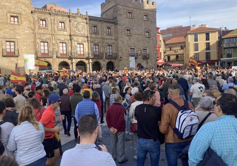 Concentración contra la amnistía en la plaza del Marqués de Gijón.