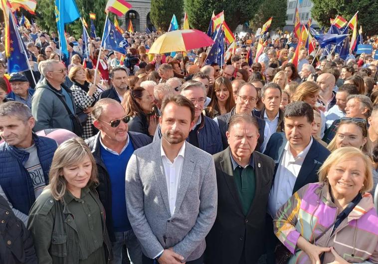 Álvaro Queipo, junto a Alfredo Canteli y Esther Llamazares en la manifestación convocada por el PP en la plaza de España de Oviedo.