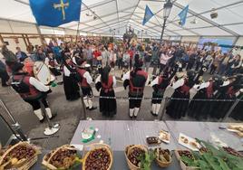 Una carpa en la plaza de Venancio Pando de Arriondas acogió los actos centrales del certamen de la castaña.