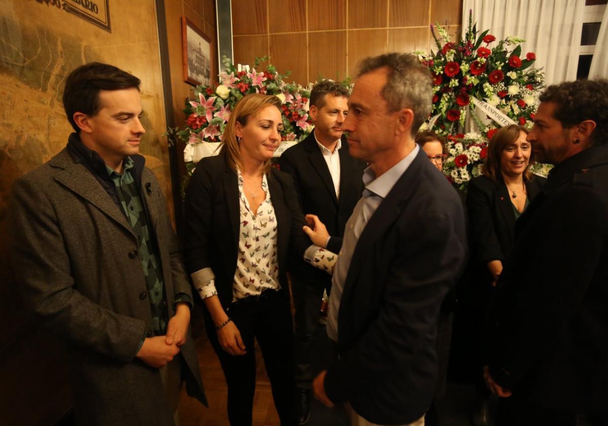 El coordinador de IU en Asturias, Ovidio Zapico, con Juan Ponte y la familia de Aníbal Vázquez.