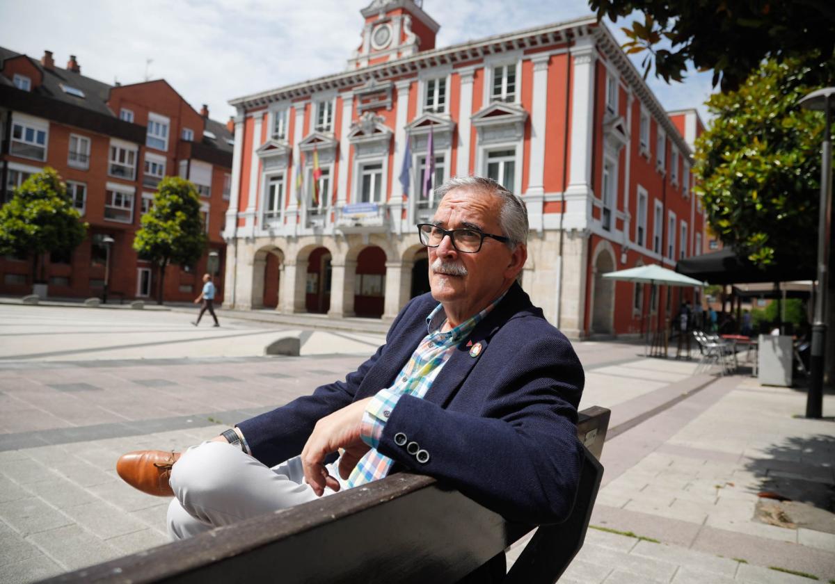 Aníbal Vázquez, en la plaza del Ayuntamiento de Mieres, con la Casa Consistorial al fondo.