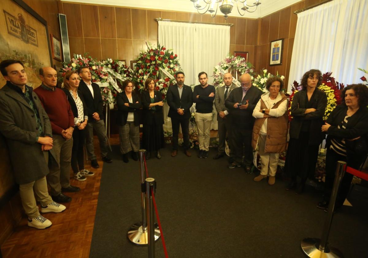 La familia y compañeros políticos de Aníbal Vázquez, en la capilla ardiente.