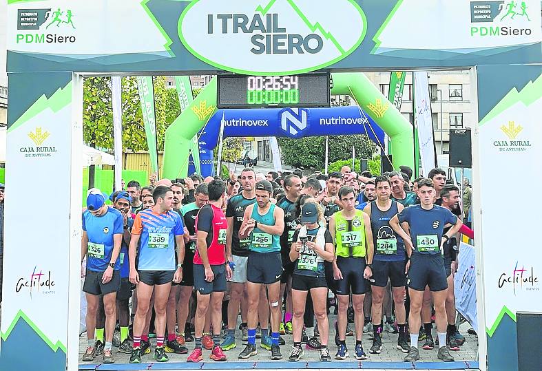 Los corredores se preparan para salir desde la línea de meta.