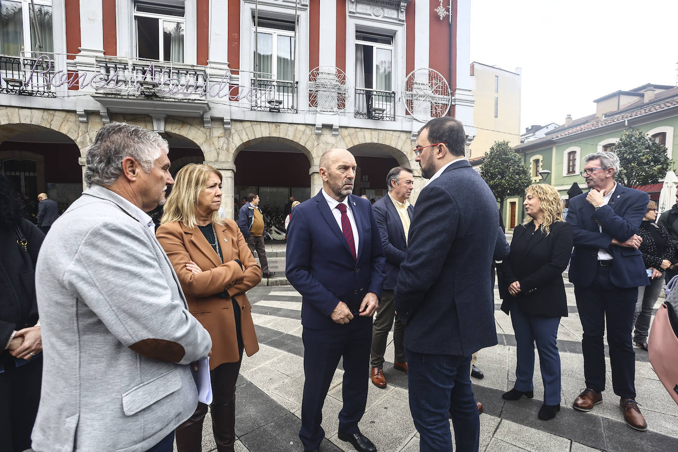 Tristeza y emoción en la capilla ardiente de Aníbal Vázquez, «una referencia moral»