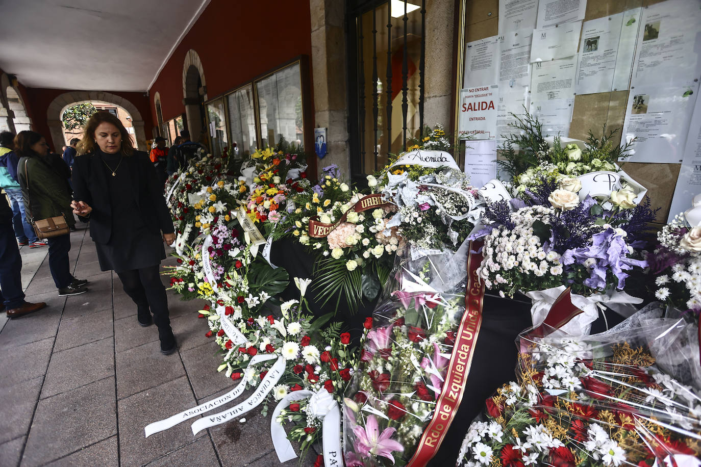 Tristeza y emoción en la capilla ardiente de Aníbal Vázquez, «una referencia moral»