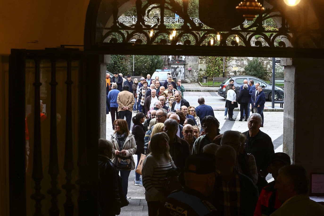 Tristeza y emoción en la capilla ardiente de Aníbal Vázquez, «una referencia moral»